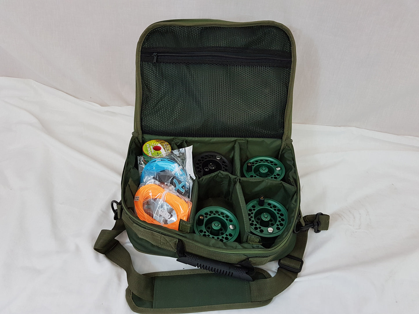 FLY REEL WITH 3 SPARE SPOOLS AND 3 FLY LINES IN REEL CASE